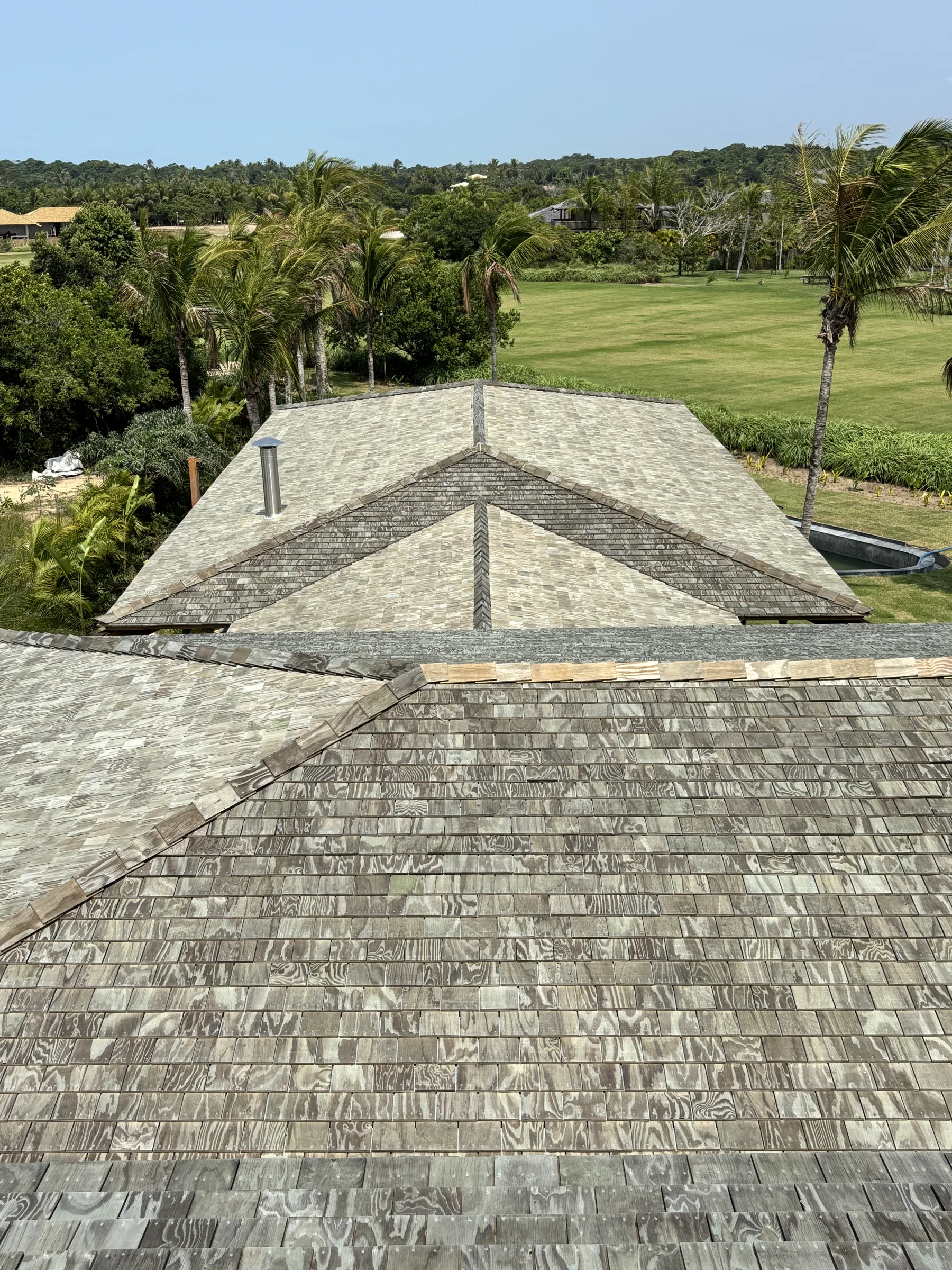Coberturas em taubilha da Casa GS, em Trancoso, vistas de cima