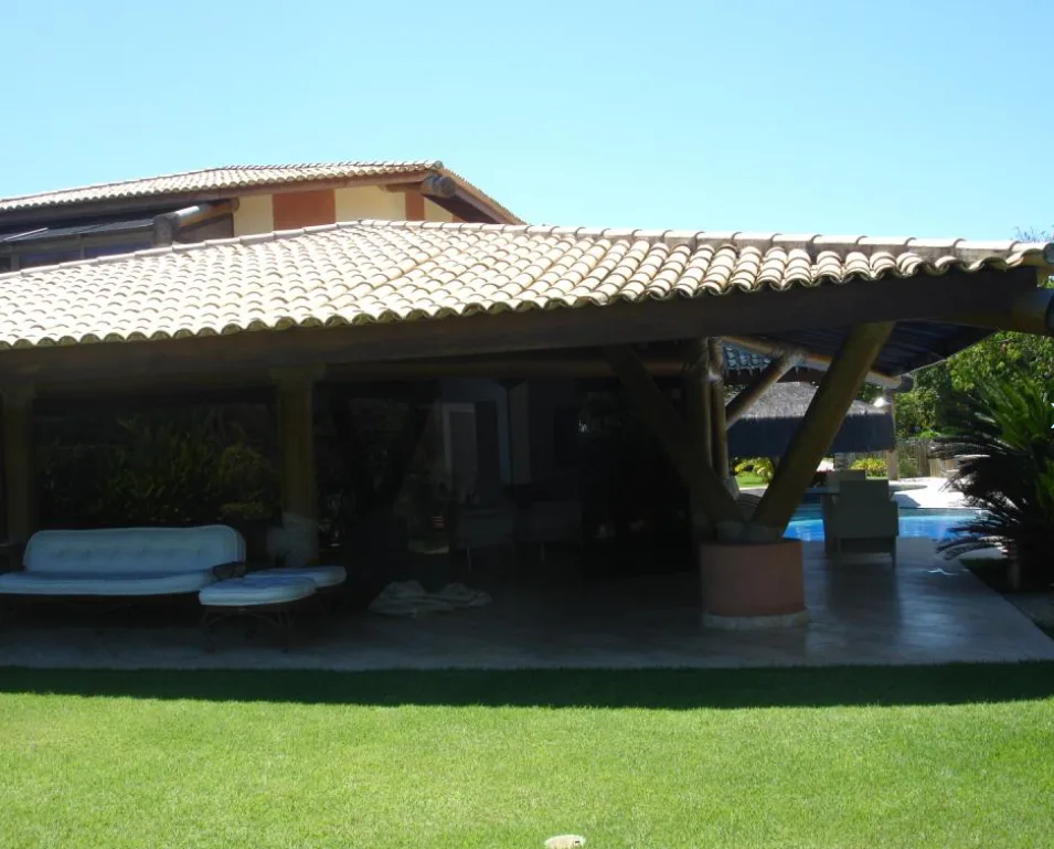 Pilares, vigas e diagonais de madeira na varanda junto à piscina da Casa de Paulo Carneiro, em Camaçari