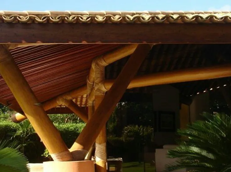 Detalhe das ligações entre peças roliças e diagonais da estrutura de madeira na Casa de Paulo Carneiro