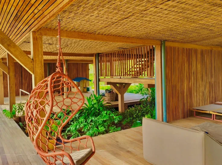 Deck de madeira, jardim interno e balanço na Casa de Rodrigo Hilbert, na Bahia
