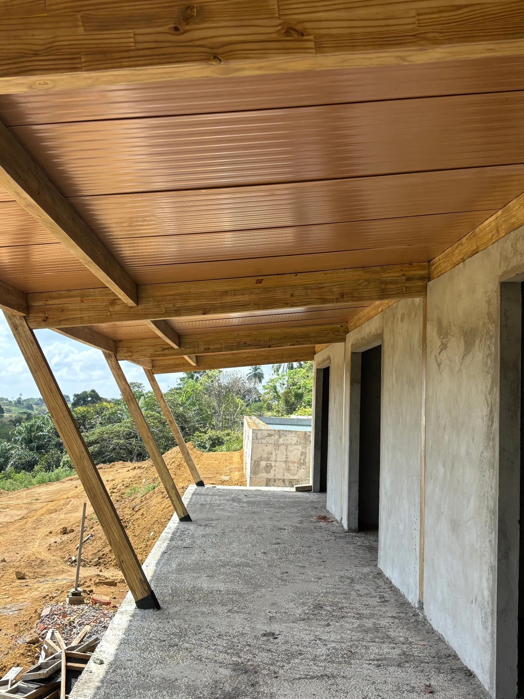 Detalhe da varanda em madeira da Casa Vitor durante a obra em Governador Mangabeira