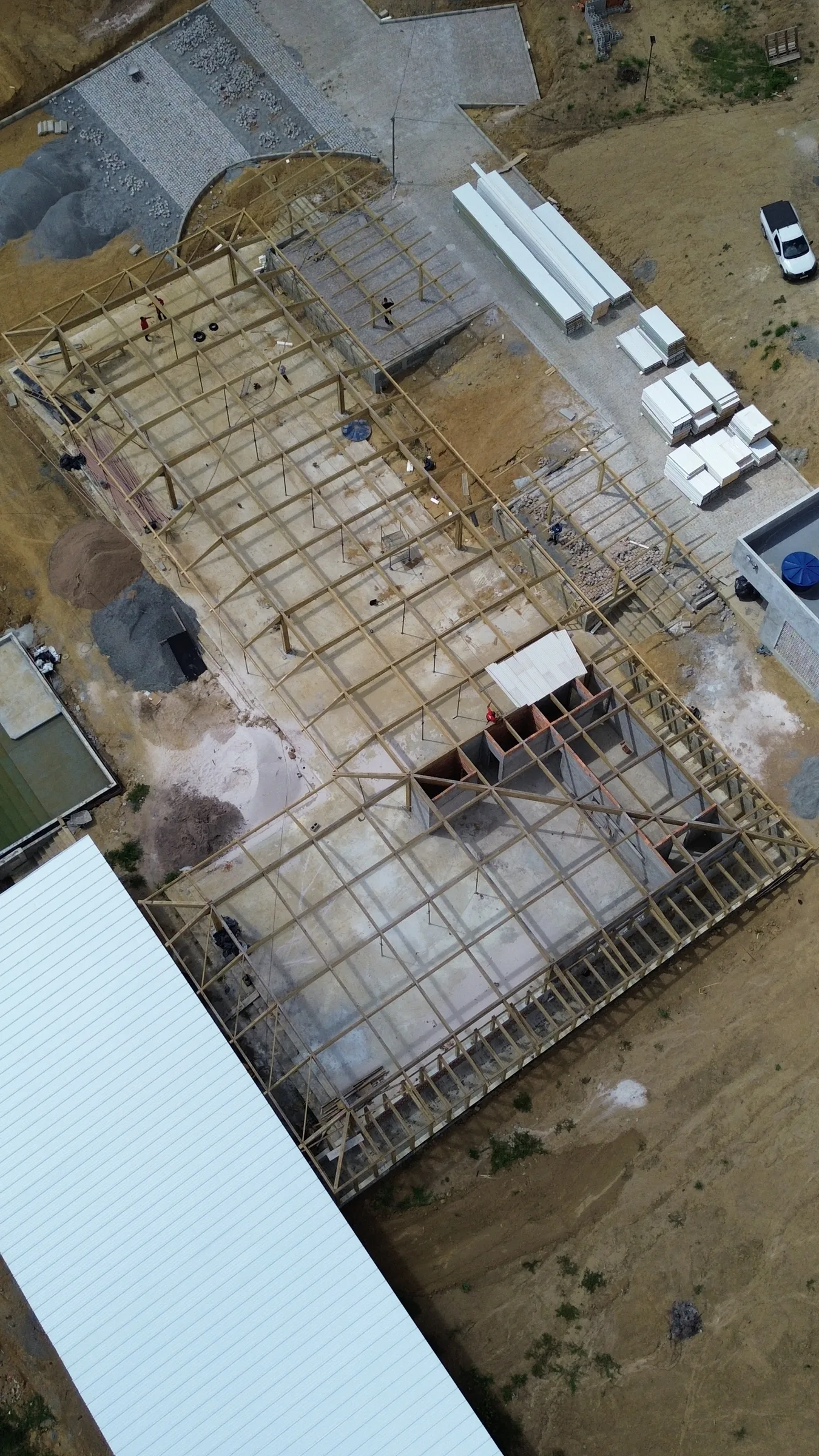 Vista aérea da montagem da estrutura em MLC da Casa Vitor em Governador Mangabeira