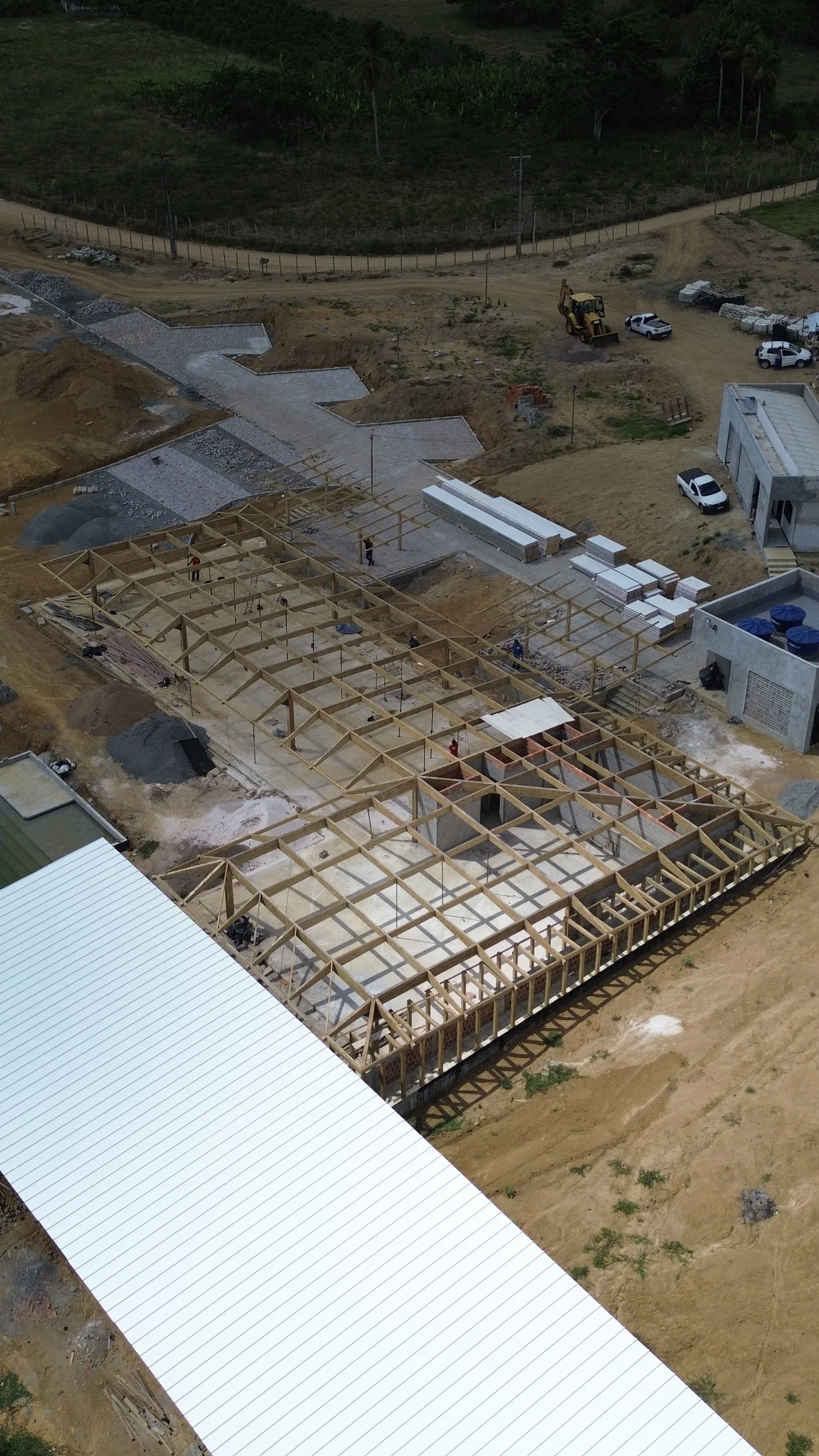 Montagem aérea da estrutura em MLC da Casa Vitor em Governador Mangabeira