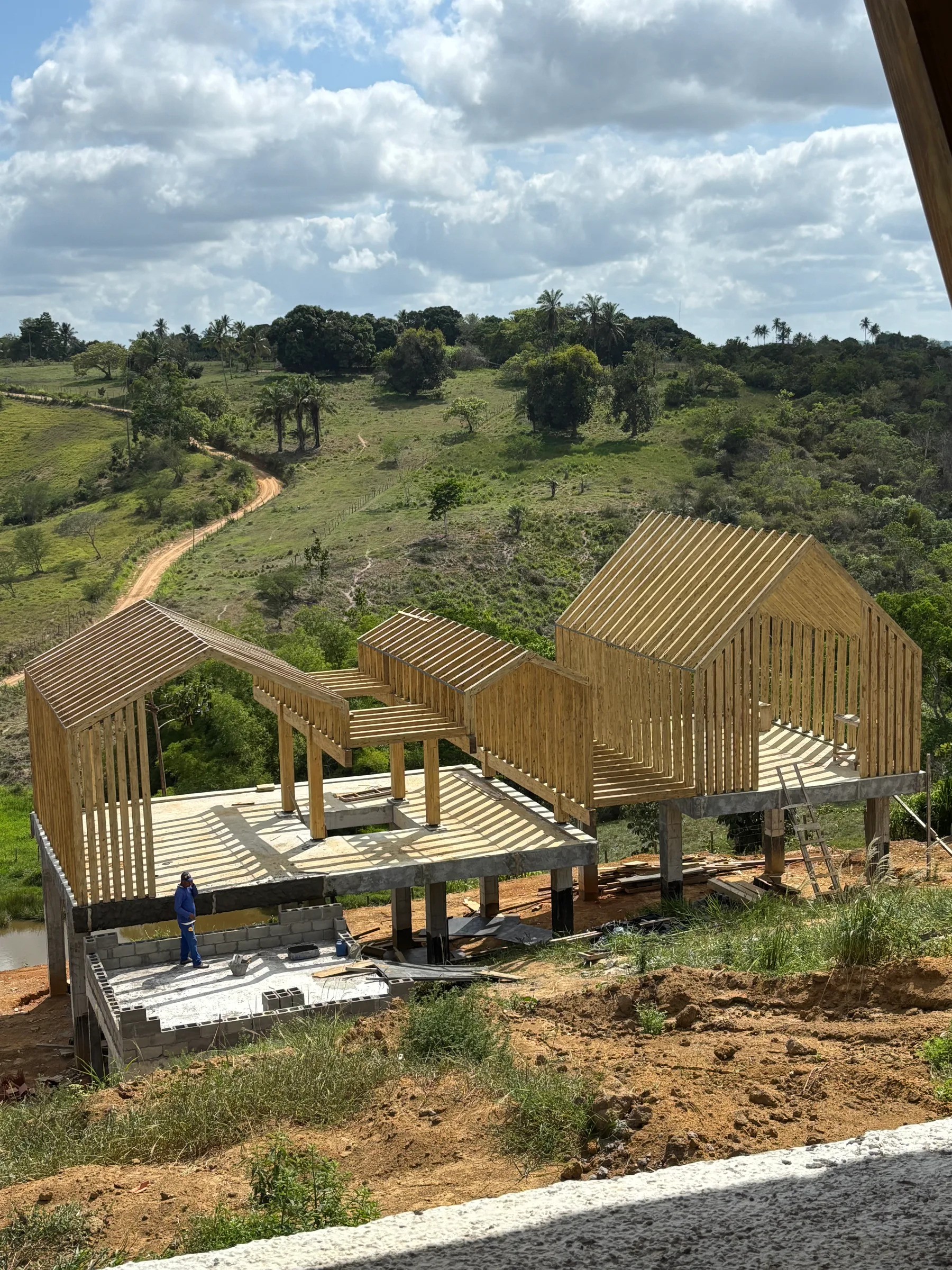 Volumes com telhados em madeira da Casa Vitor durante a obra em Governador Mangabeira