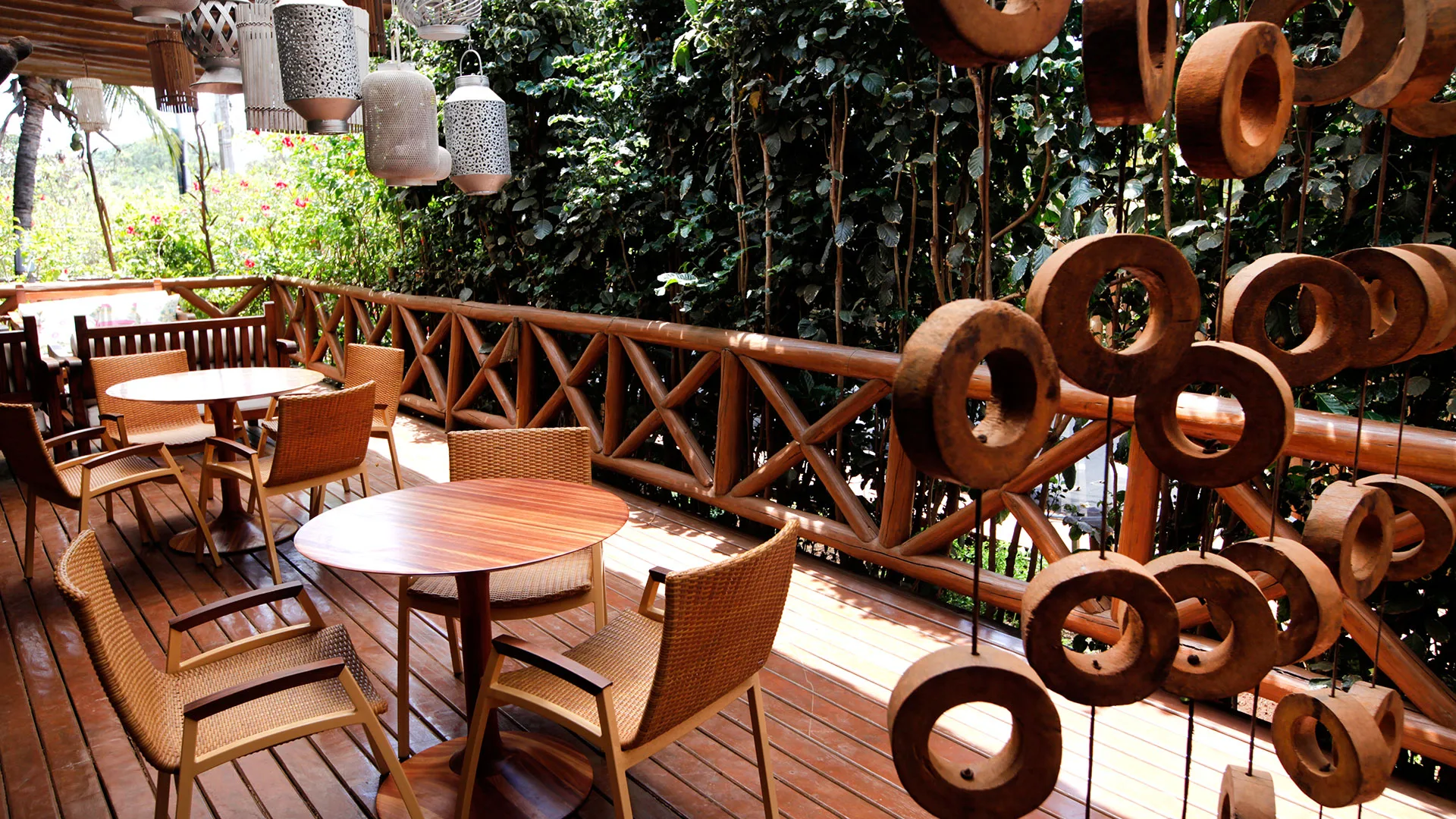 Varanda do restaurante com deck e guarda-corpo de madeira na Pousada Triboju em Fernando de Noronha