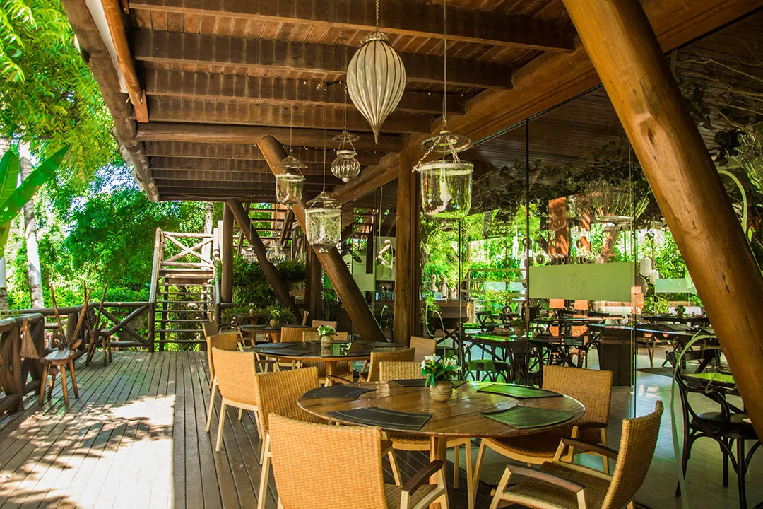 Estrutura de madeira aparente na cobertura aberta do restaurante da Pousada Triboju em Fernando de Noronha