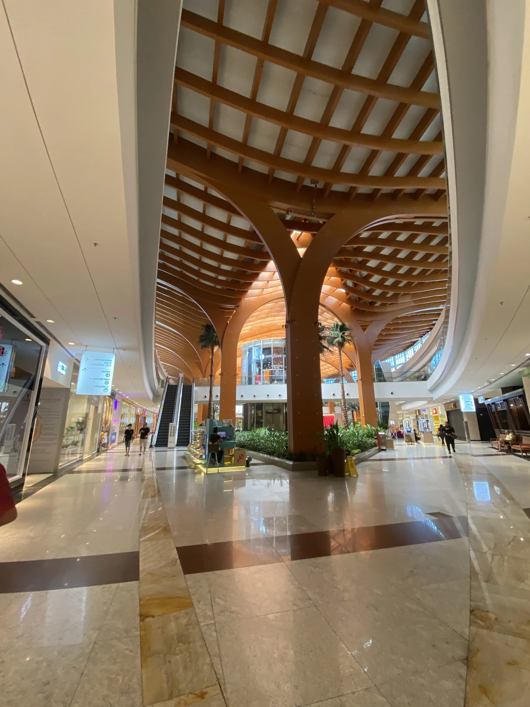 Vista final do átrio e da estrutura em madeira do Shopping Iguatemi Fortaleza