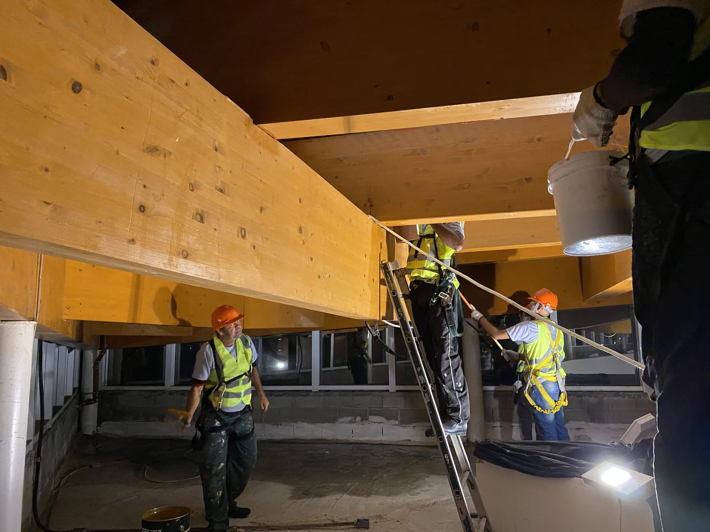 Equipe da Romilson em plataforma elevatória fazendo a manutenção de uma viga em MLC no Shopping Iguatemi Fortaleza
