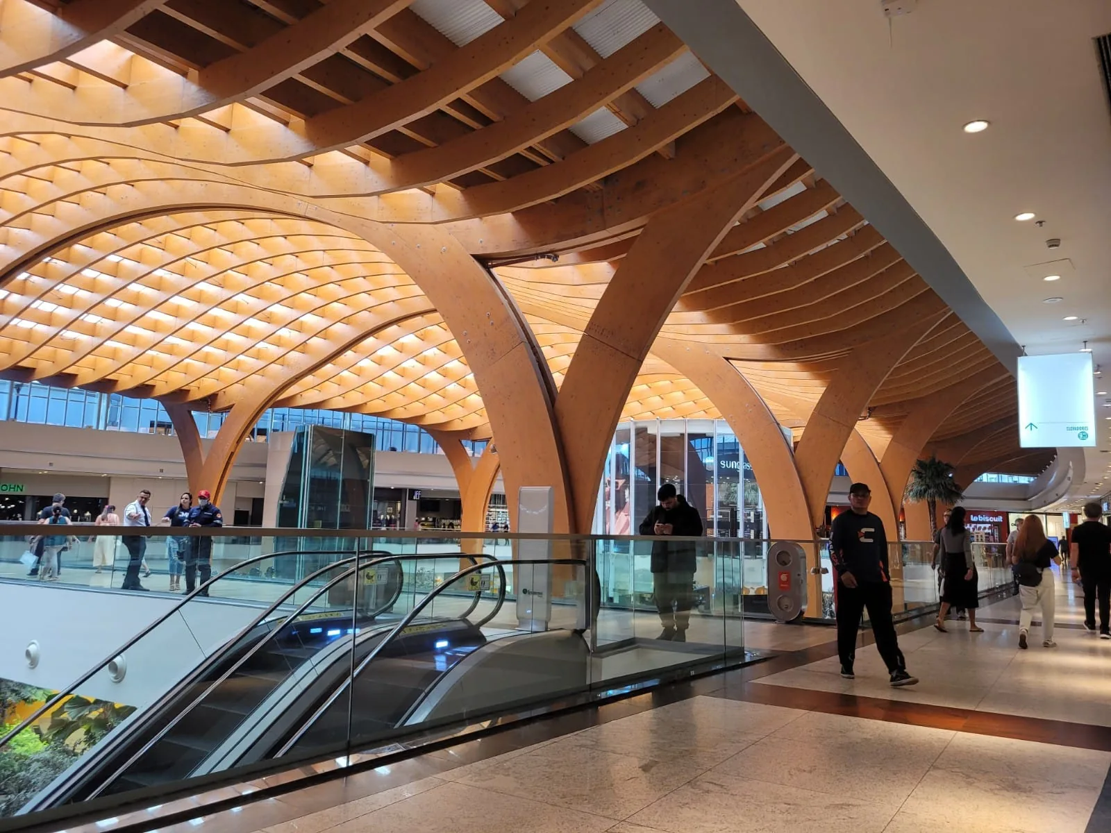 Átrio do Shopping Iguatemi Fortaleza com pilares e cobertura em madeira laminada colada