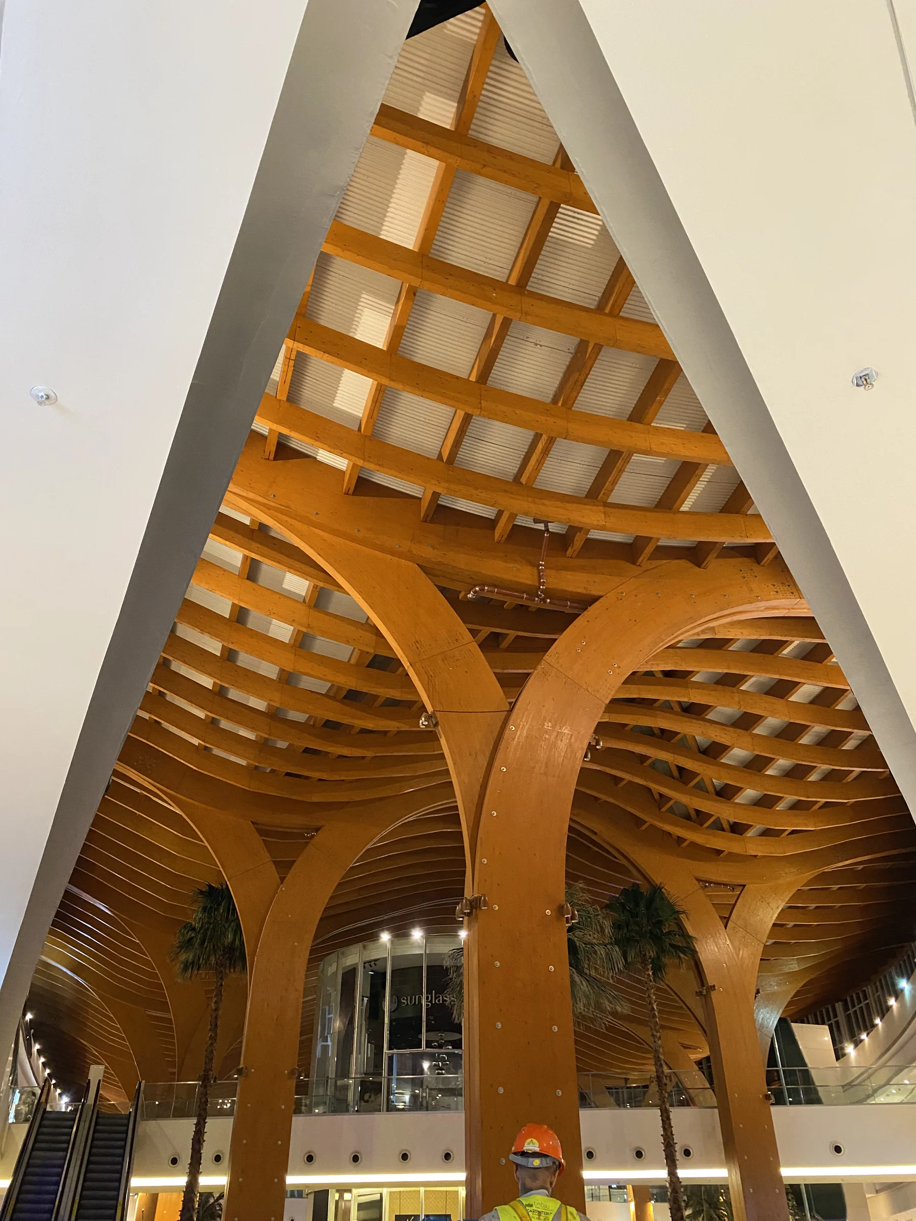 Ligações da estrutura em madeira laminada colada do Shopping Iguatemi Fortaleza