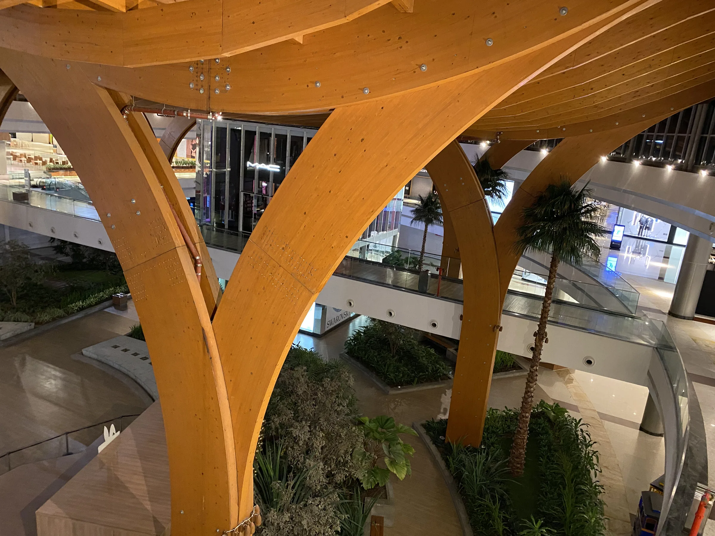 Pilares de MLC junto ao paisagismo do Shopping Iguatemi Fortaleza