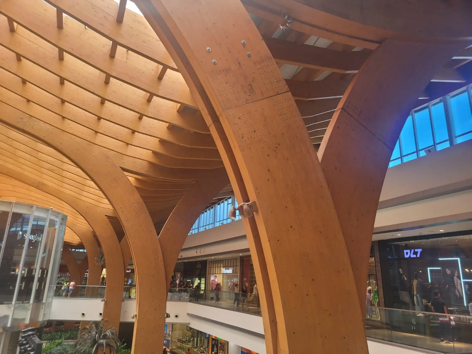 Pilares de madeira laminada colada no Shopping Iguatemi Fortaleza