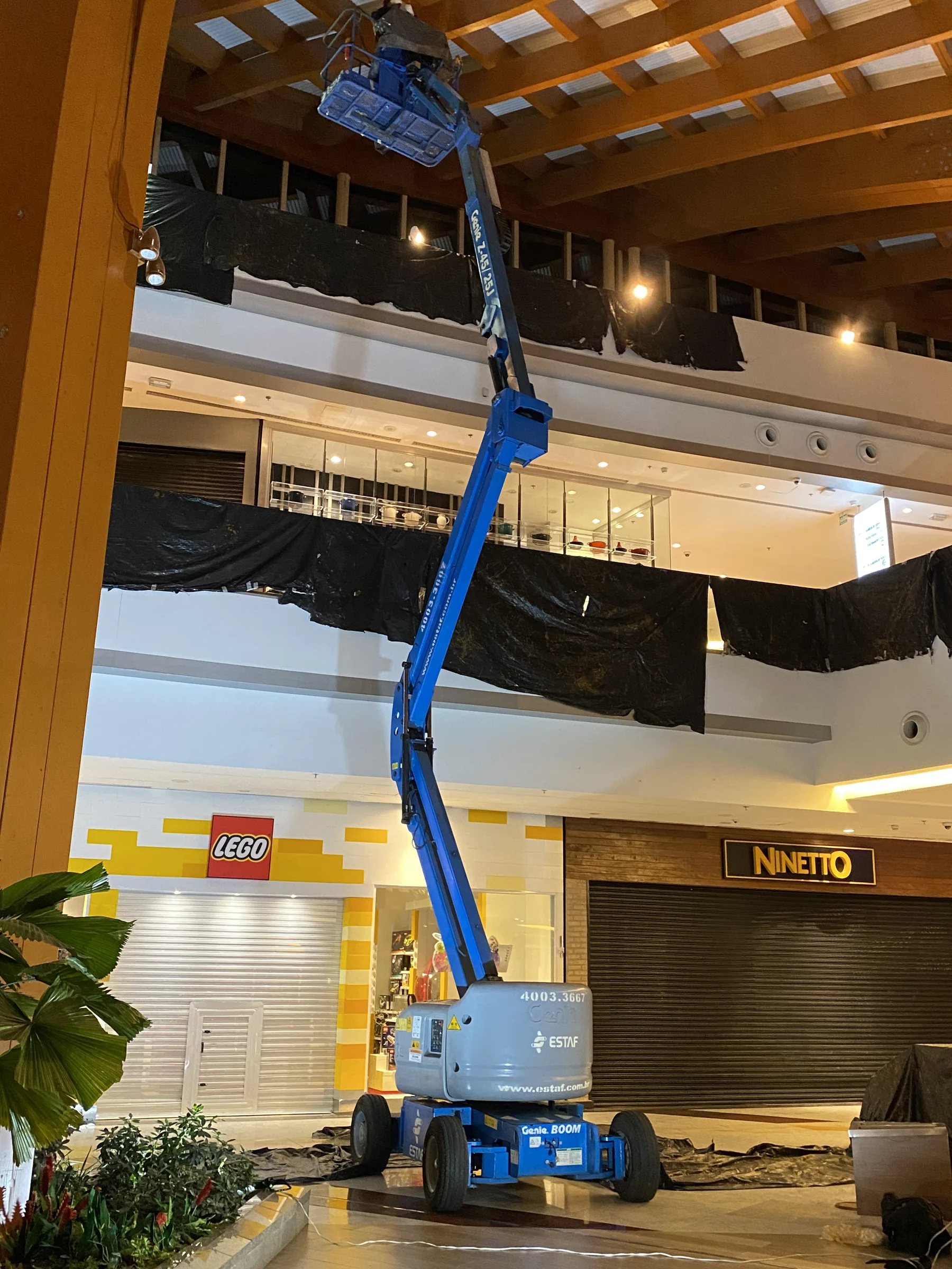 Plataforma elevatória sob a cobertura em madeira do Shopping Iguatemi Fortaleza